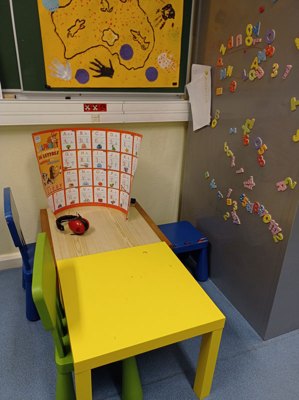 Table basse et différentes assises dans la classe flexible