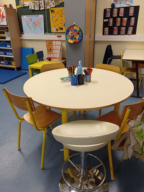 Table et chaises hautes dans la classe flexible