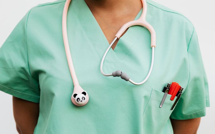 photo d'un professionnel de santé avec sa blouse médicale et son stethoscope