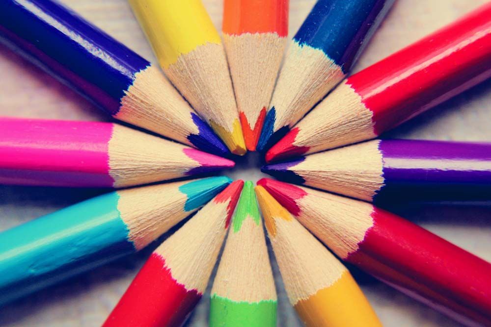 photos de crayons de différentes couleurs formant un cercle