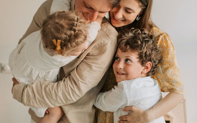 image d'un couple avec deux enfants