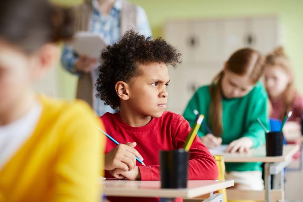 image d'une enfant qui regarde des inscriptions mathématiques au-dessus d'elle